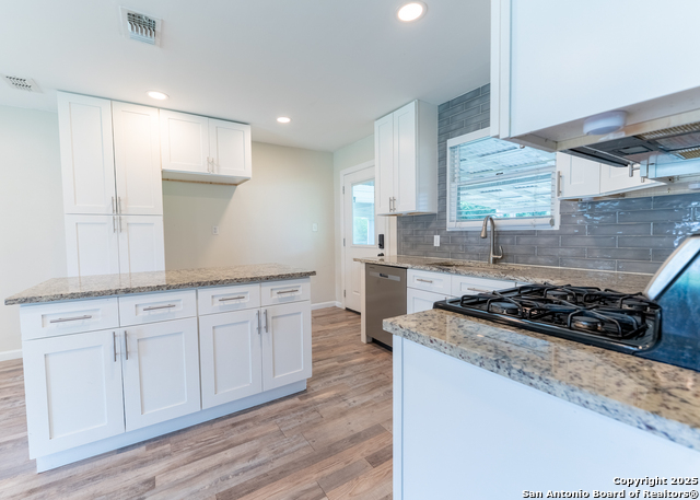 Image 18 of 33 For 643 Edgebrook