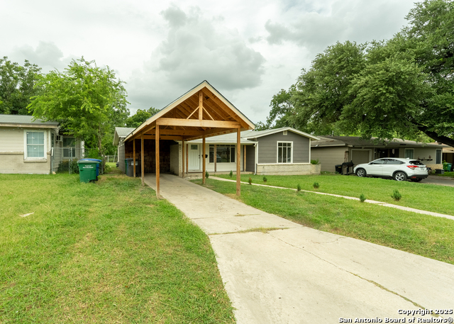 Image 2 of 33 For 643 Edgebrook