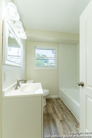 Image 26 of 33 For 643 Edgebrook