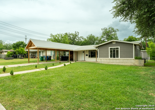 Image 3 of 33 For 643 Edgebrook