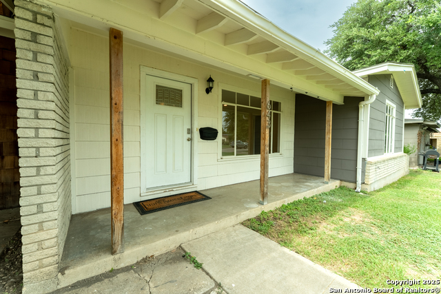 Image 4 of 33 For 643 Edgebrook