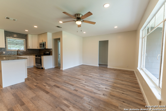Image 5 of 33 For 643 Edgebrook