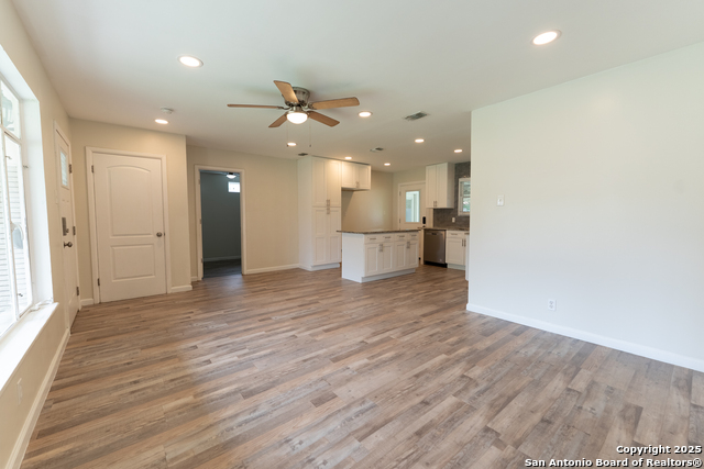 Image 6 of 33 For 643 Edgebrook