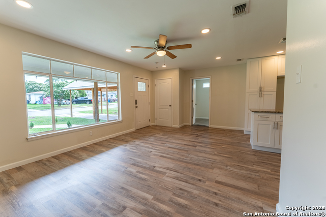 Image 7 of 33 For 643 Edgebrook