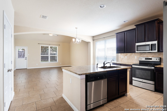 Listing photo id 4 for 15127 Pandion