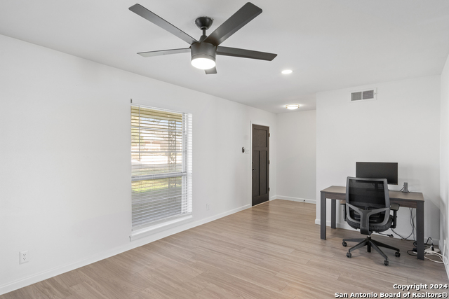 Listing photo id 3 for 806 Northstar Dr