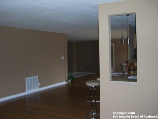 Listing photo id 4 for 535 Oakleaf