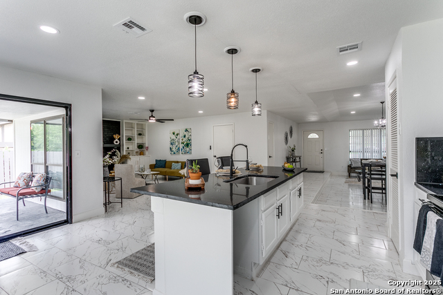 Listing photo id 8 for 14123 Bacarro St