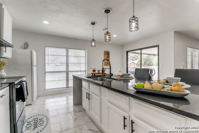 Listing photo id 9 for 14123 Bacarro St