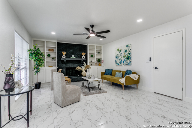 Listing photo id 2 for 14123 Bacarro St