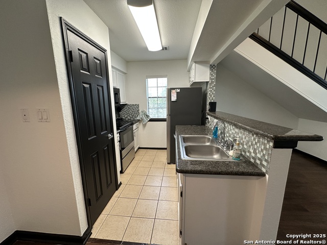 Image 6 of 13 For 11610 Vance Jackson  990