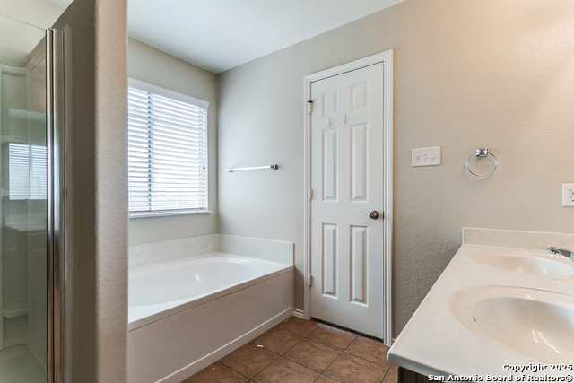 Listing photo id 16 for 16210 Rosebud Vista