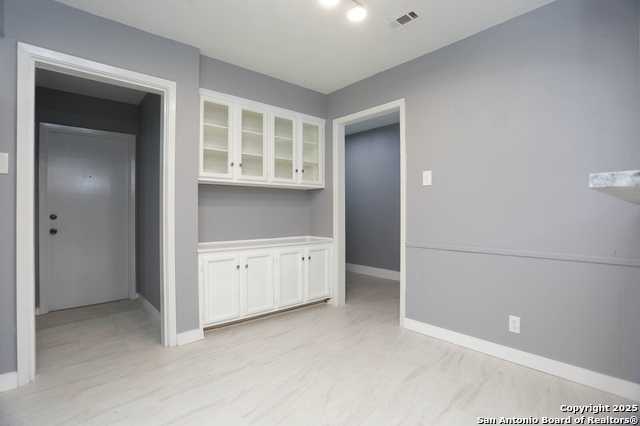 Listing photo id 10 for 10507 Luzon Dr
