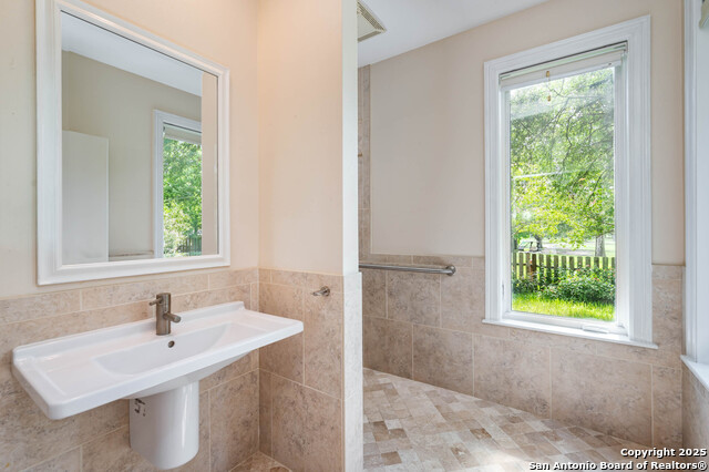 Image 22 of 29 For 5645 Parkcrest