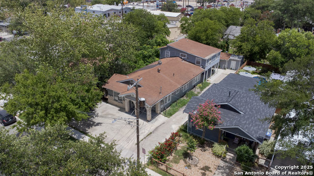Listing photo id 8 for 827 Rosewood W