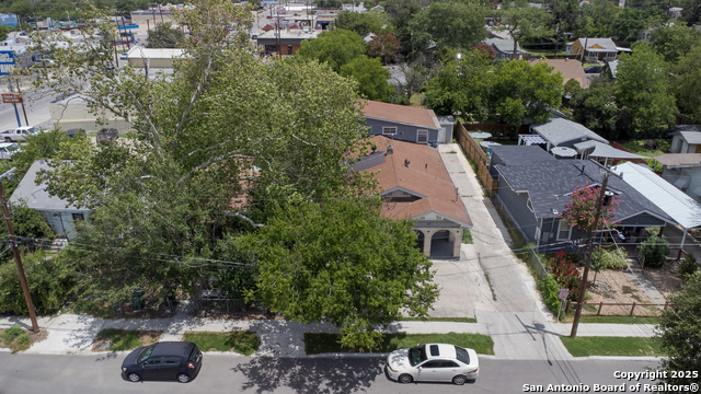 Listing photo id 9 for 827 Rosewood W