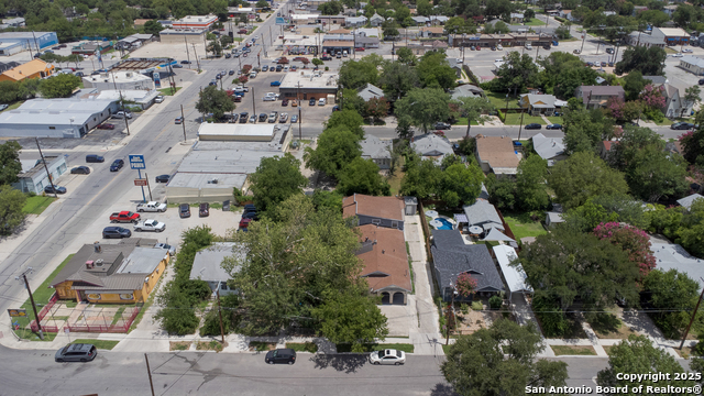 Listing photo id 10 for 827 Rosewood W