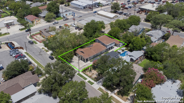Listing photo id 11 for 827 Rosewood W