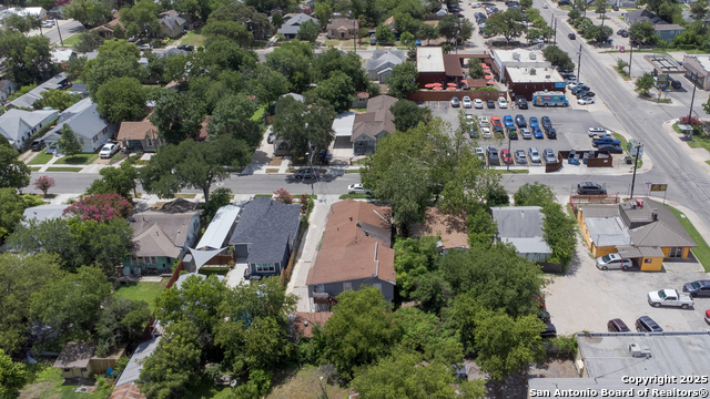 Listing photo id 12 for 827 Rosewood W