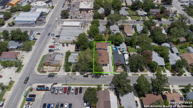 Listing photo id 13 for 827 Rosewood W