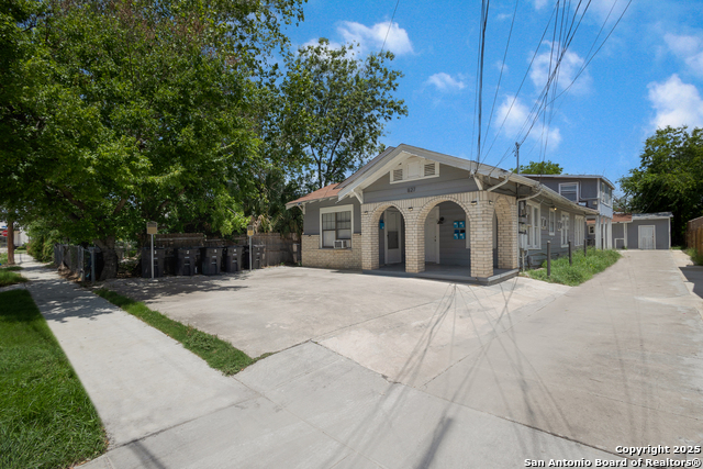 Listing photo id 0 for 827 Rosewood W