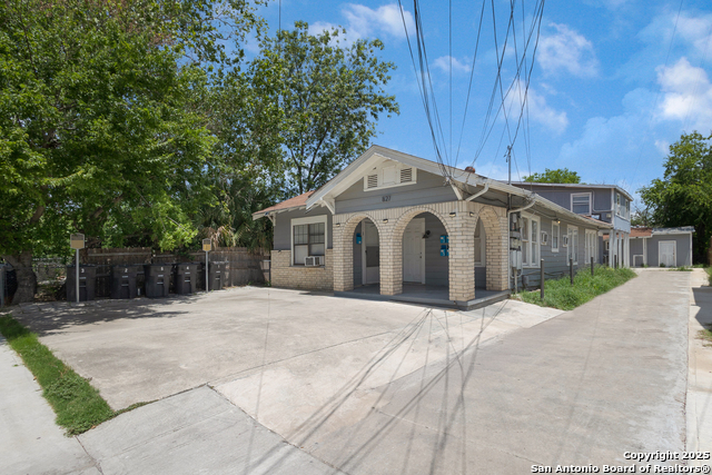 Listing photo id 1 for 827 Rosewood W