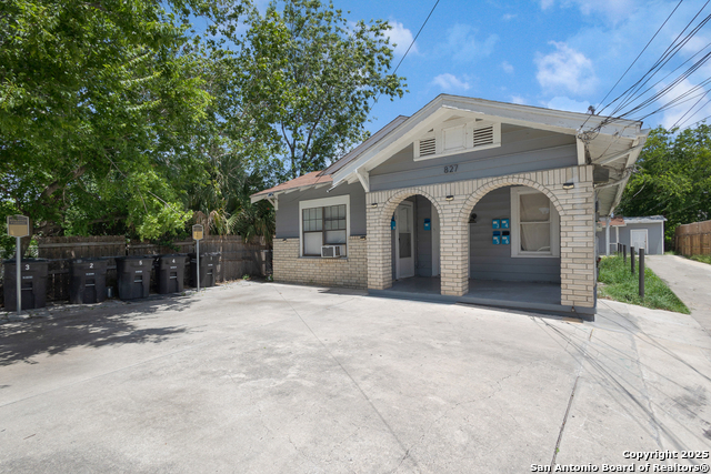 Listing photo id 2 for 827 Rosewood W