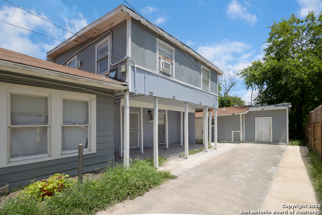 Listing photo id 3 for 827 Rosewood W