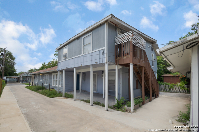 Listing photo id 4 for 827 Rosewood W