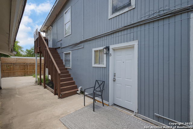 Listing photo id 5 for 827 Rosewood W