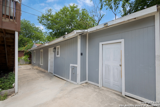 Listing photo id 6 for 827 Rosewood W