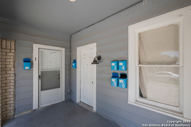 Listing photo id 7 for 827 Rosewood W