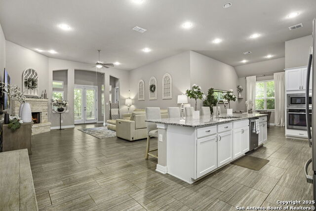 Listing photo id 3 for 11318 Ivy Cadence