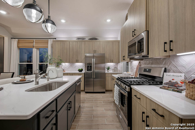 Listing photo id 12 for 409 Sawtooth Oak