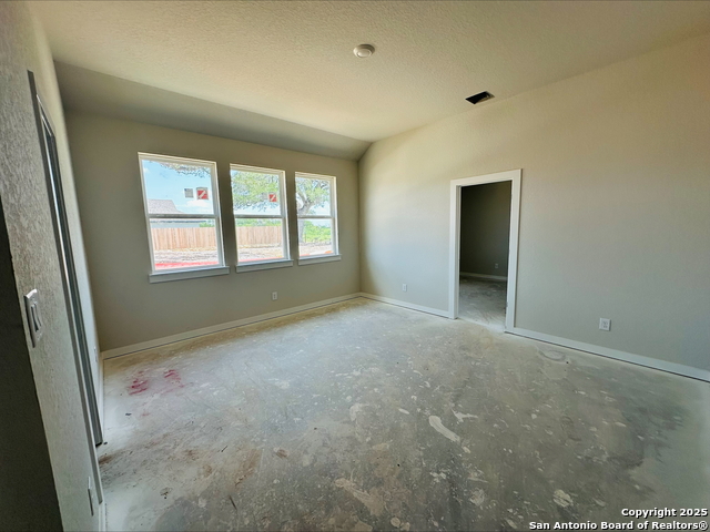 Listing photo id 2 for 409 Sawtooth Oak