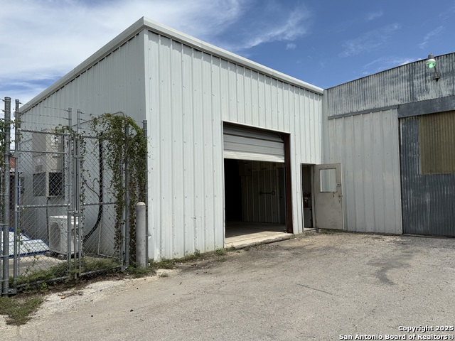 Listing photo id 2 for 105 Center St S Suite B