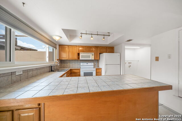 Listing photo id 4 for 6659 Crown Ridge 6659