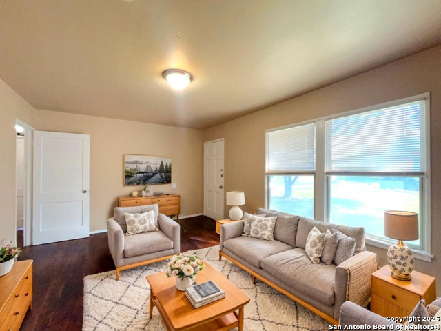 Listing photo id 0 for 103 Harwood Dr