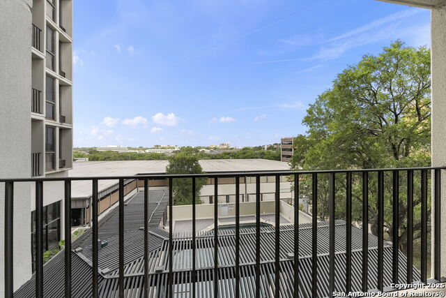 Listing photo id 9 for 7701 Wurzbach Rd 305