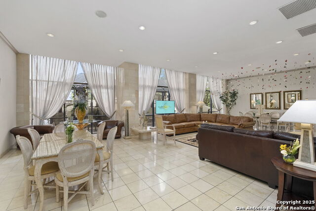 Listing photo id 18 for 7701 Wurzbach Rd 305