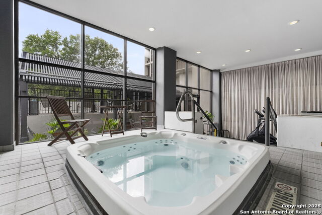 Listing photo id 19 for 7701 Wurzbach Rd 305