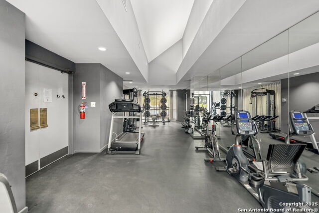 Listing photo id 21 for 7701 Wurzbach Rd 305