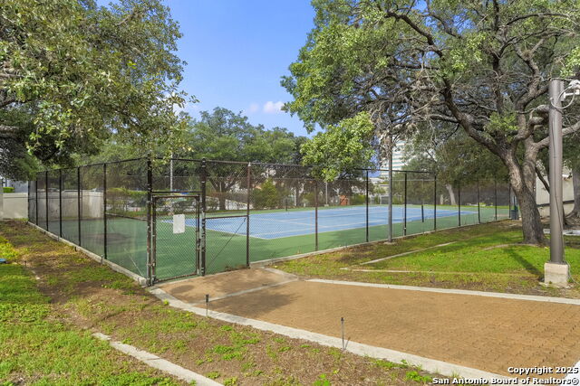 Listing photo id 25 for 7701 Wurzbach Rd 305