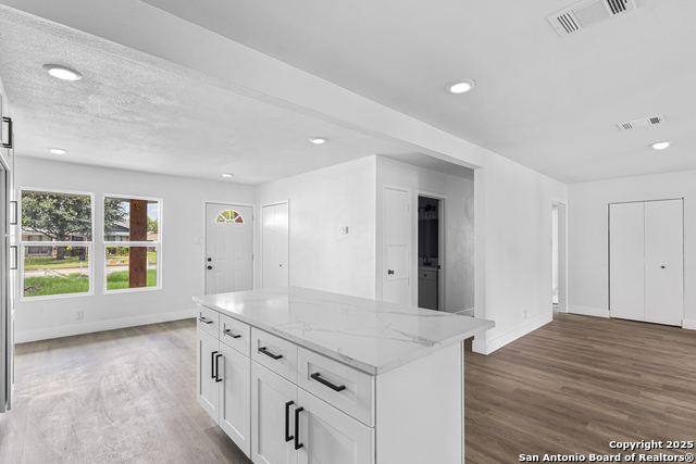 Listing photo id 5 for 5414 Borchers