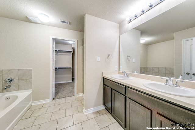 Listing photo id 14 for 2915 Sunset Bend
