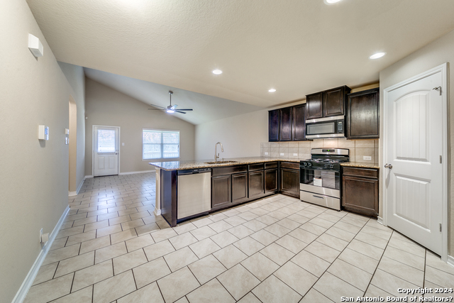 Listing photo id 6 for 2915 Sunset Bend