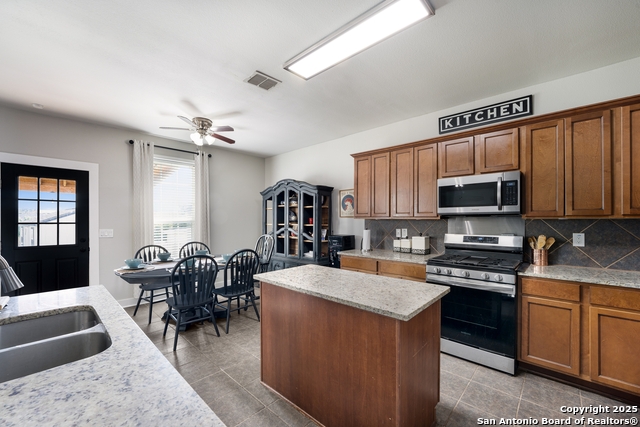 Listing photo id 8 for 13710 Laramie Hill