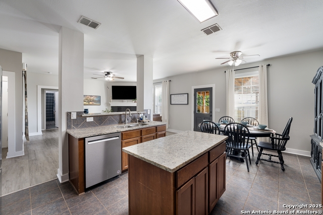 Listing photo id 9 for 13710 Laramie Hill