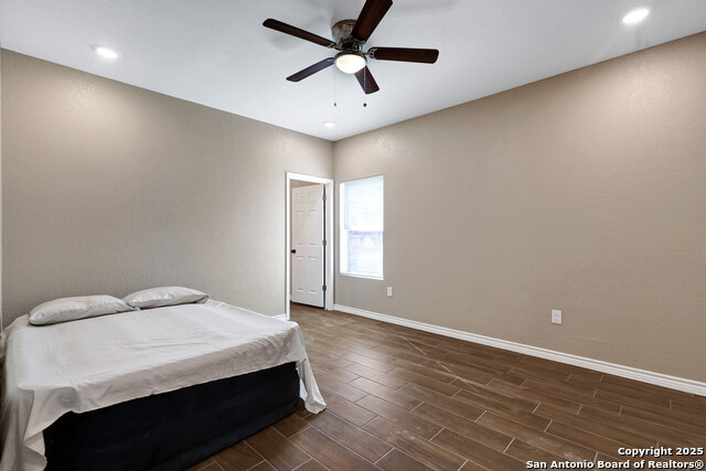 Listing photo id 11 for 4423 Buena Vista