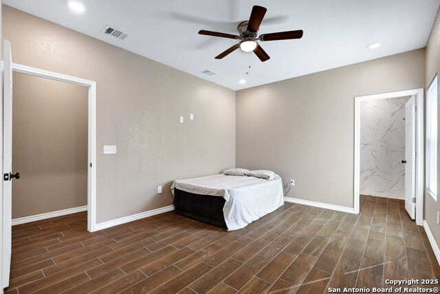 Listing photo id 12 for 4423 Buena Vista